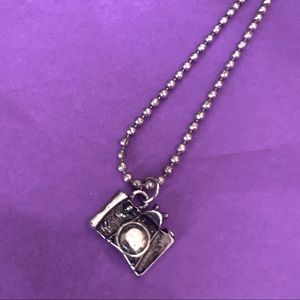 SILVER/BLACK VINTAGE CAMERA NECKLACE